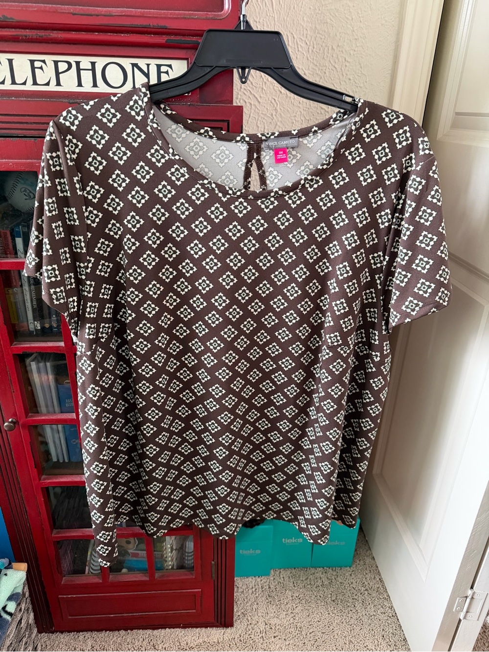 NWT Vince Camuto 3X Chocolate Brown Geometric Print Top Plus Size